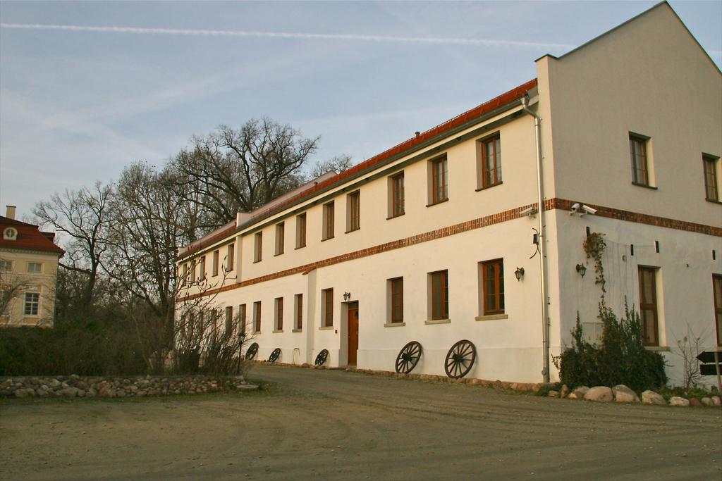 Palac Alexandrow Wroclaw Airport Samotwor Exterior photo