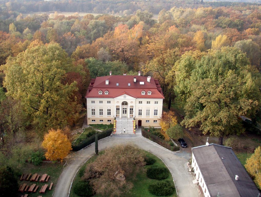 Palac Alexandrow Wroclaw Airport Samotwor Exterior photo