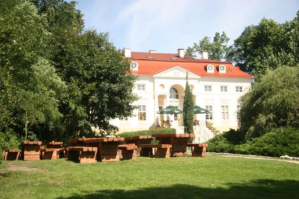 Palac Alexandrow Wroclaw Airport Samotwor Exterior photo